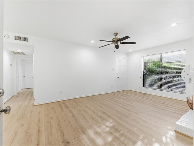 Photo - 2120 Wilcrest Dr Unit 122