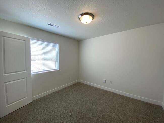 Photo - SPACIOUS HOME FOR RENT!