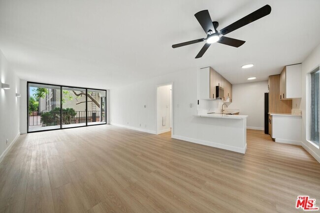 Building Photo - 305 San Vicente Blvd Unit 104 Rental