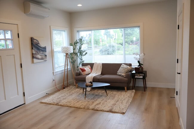 Building Photo - 204 E 35th St Unit ID1334340P