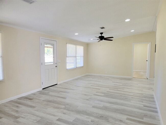 Photo - 305 Paddock St