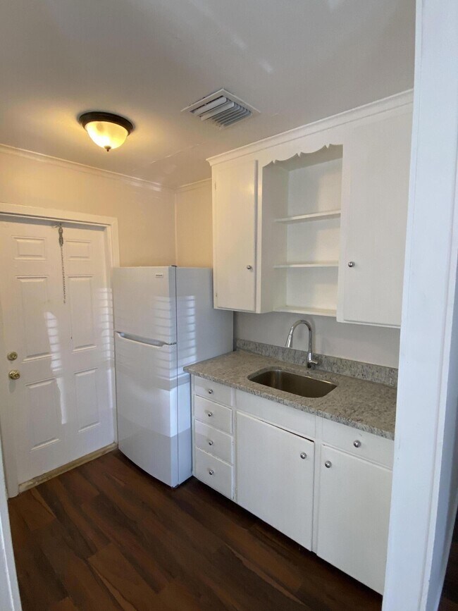 Photo - 816 W 4th St