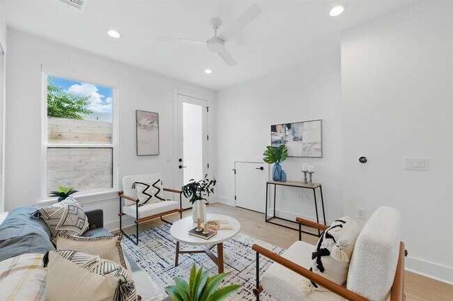 Photo - 2105 S L Davis Ave
