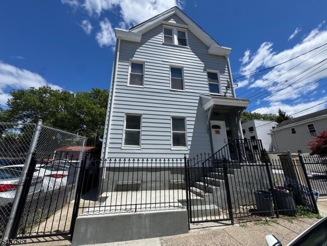 Building Photo - 441 Summer St Unit 3