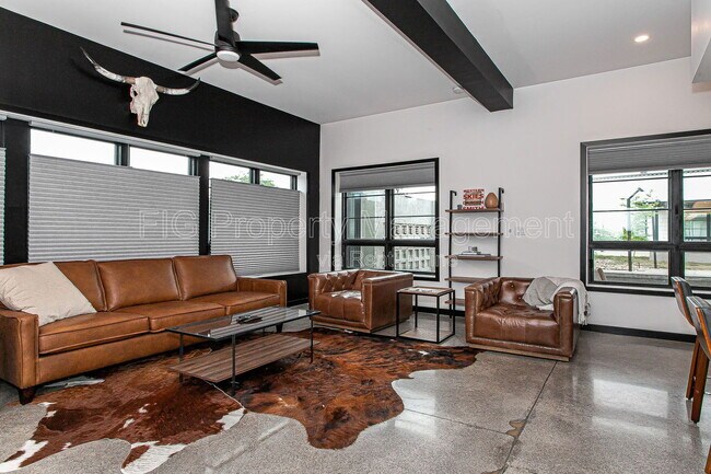 Photo - 3415 N Broadway Unidad 102