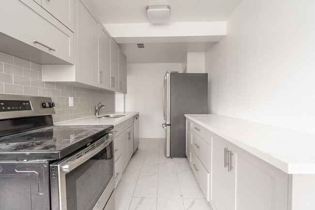 Building Photo - 5 Mallory Gardens Unit 602