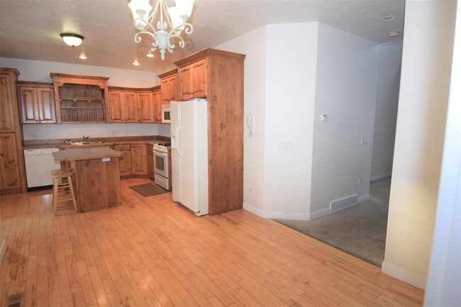 Photo - 1040 N 130 W