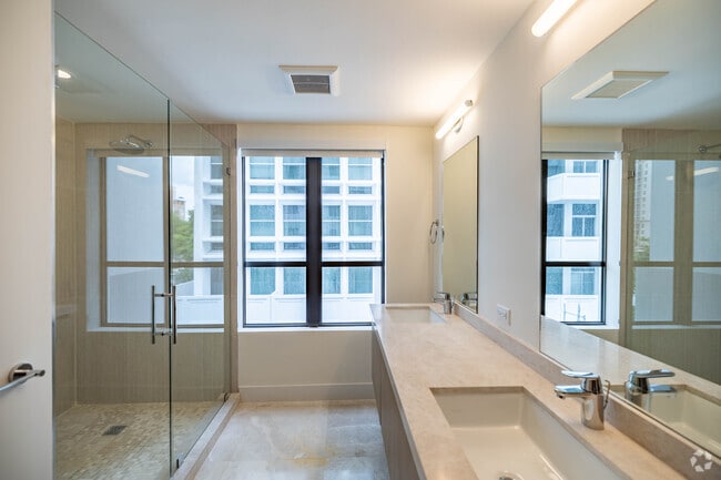 2 habitaciones, 2 baños - 2164 pies cuadrados - Baño principal - 701 Valencia