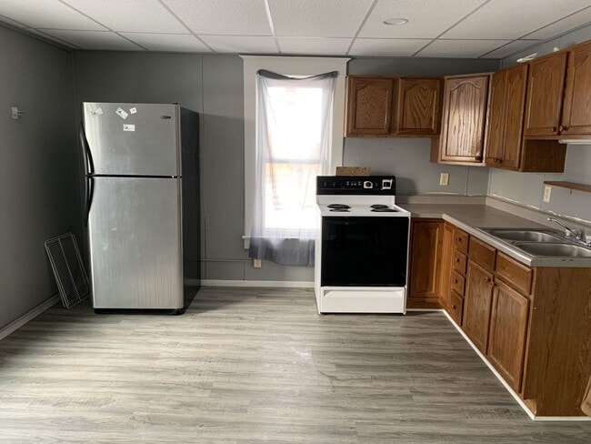 Photo - 110 E 4th Ave Apartment Unit B