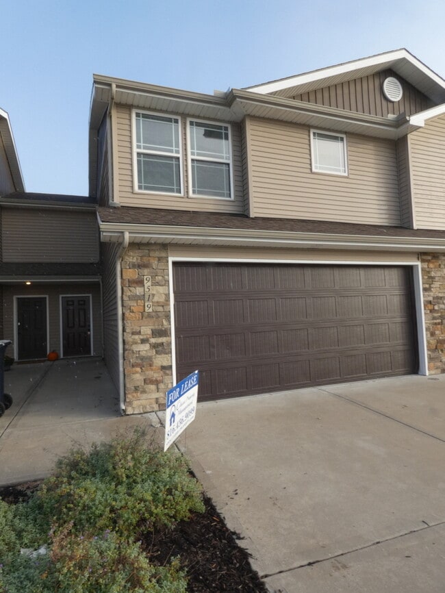 Building Photo - Beautiful Town Home!