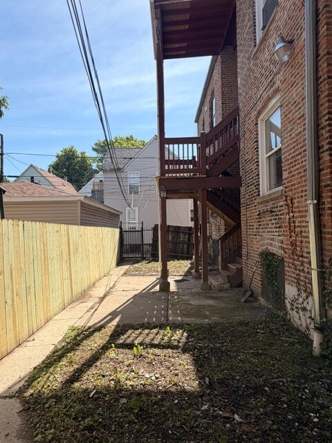 916 W 68th St