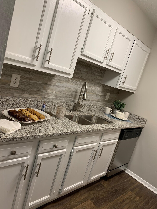 Building Photo - The Oaks - Athens Rental