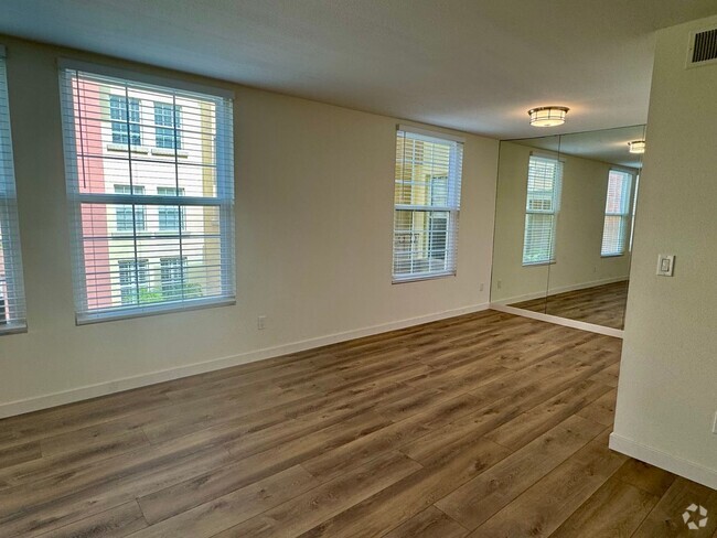 Building Photo - Renovated 2-bedroom 2-bathroom condo in th... Unit H227