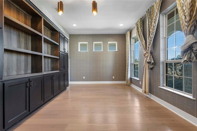 Photo - 1909 Portobello Rd