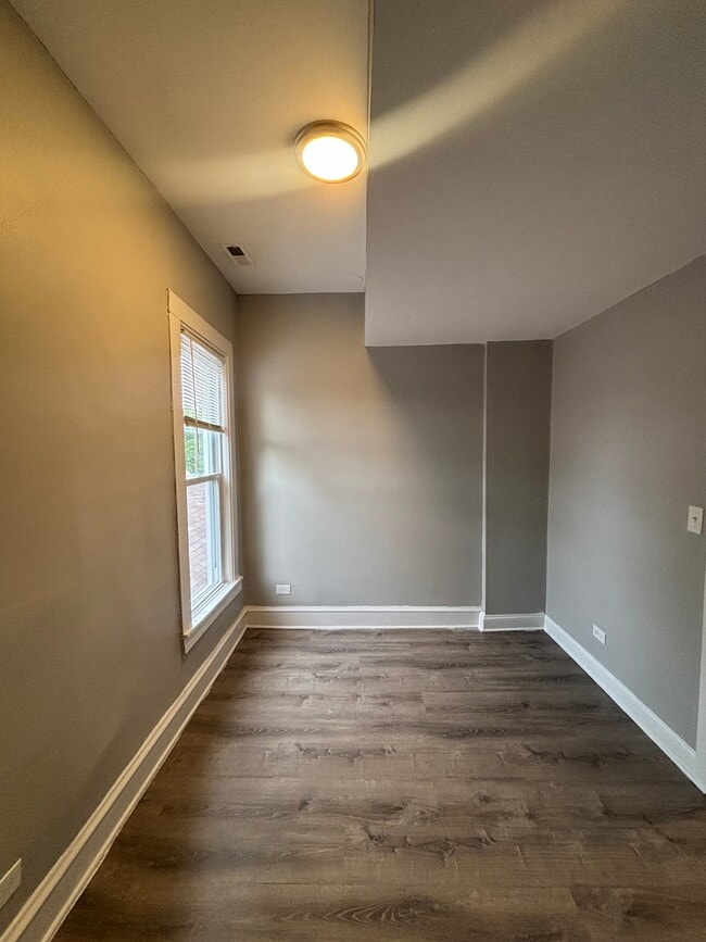 Photo - 1355 E 76th St Unidad 2