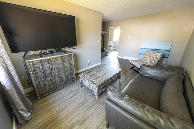 Photo - 9323-93109 109 Ave