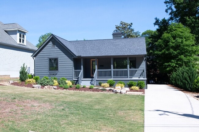 Photo - 532 N College St