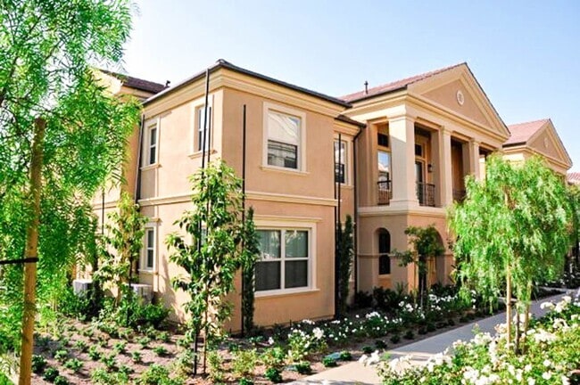 Building Photo - Beautiful 2 Bed/2 Bath Irvine Condo for Lease