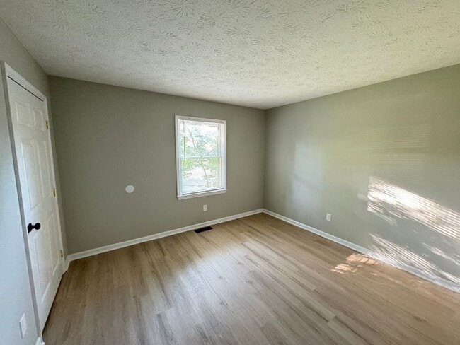 Photo - 105 Aster Pl