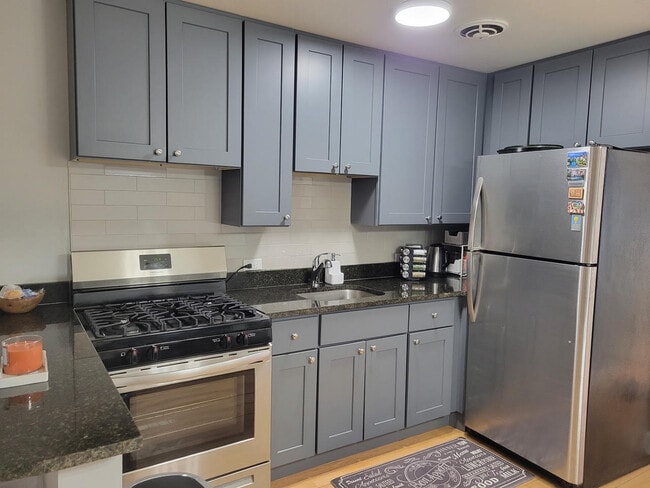 Building Photo - 3825 N Pine Grove Ave Unit STUDIO