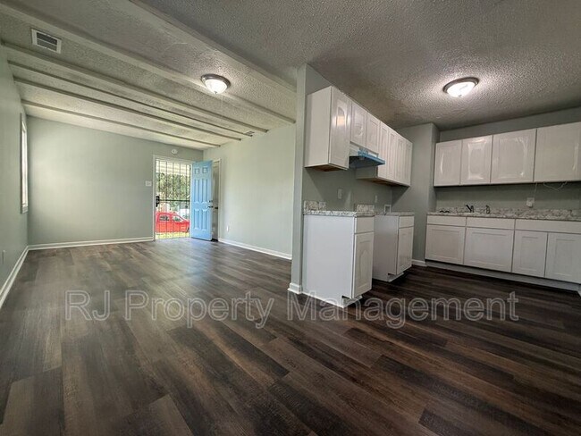 Photo - 332 Flynn Rd