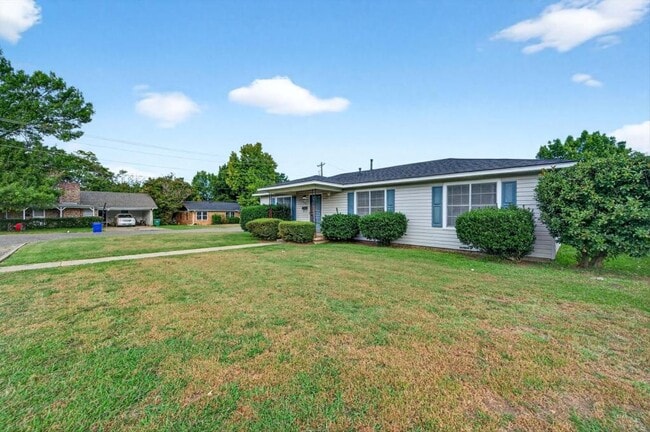 Photo - 707 Carver St