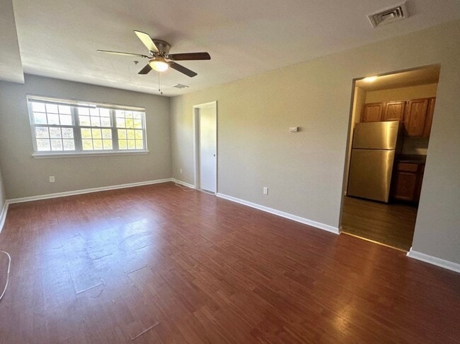 Building Photo - 2 bedroom, 1 bathroom