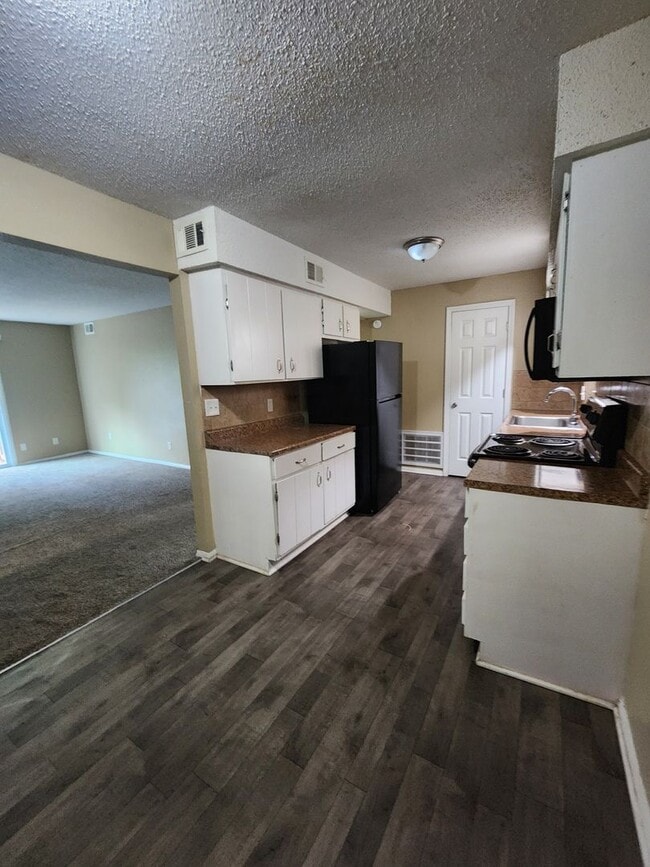 Building Photo - 2 bedroom 1.5 Bath Rental