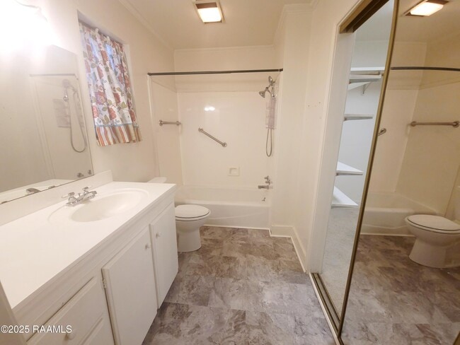 Photo - 330 St Joseph St