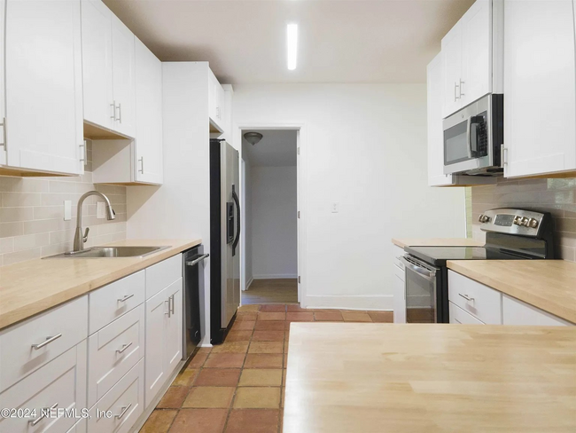 Shared Kitchen - 4609 Avenue B House Unit North 1