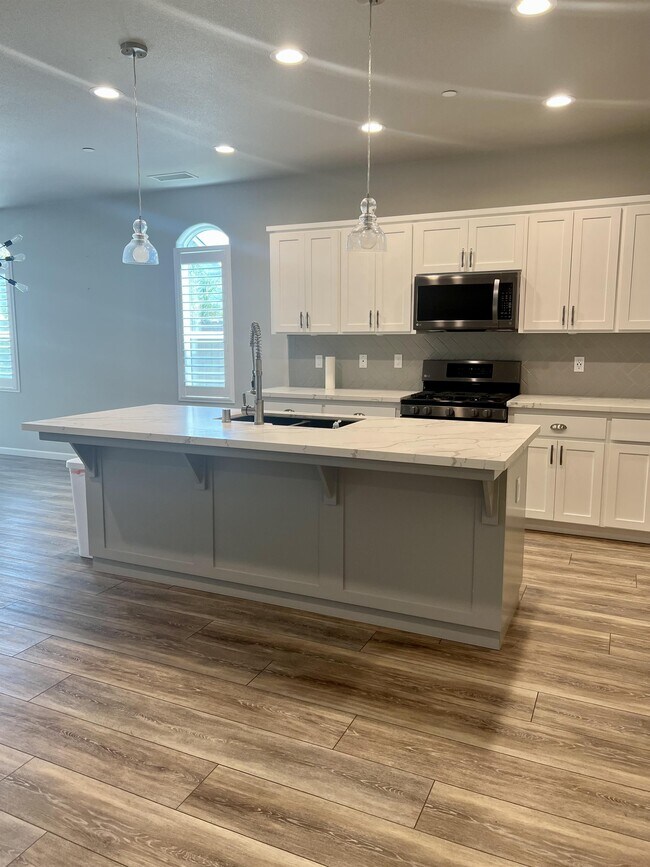 Photo - 233 Karen Ave