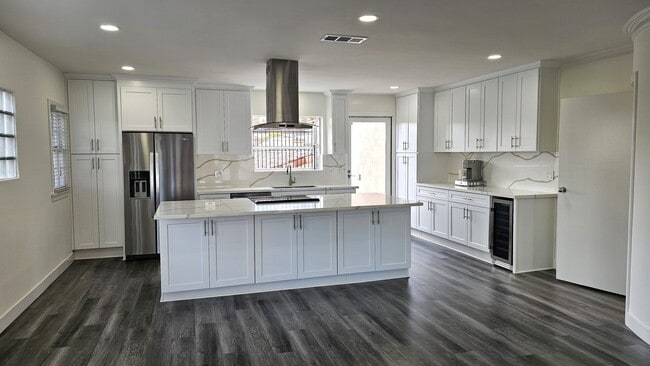 Lindbrook Manor Apartments