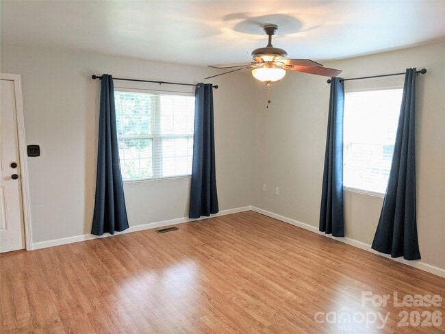 Photo - 322 Clover St