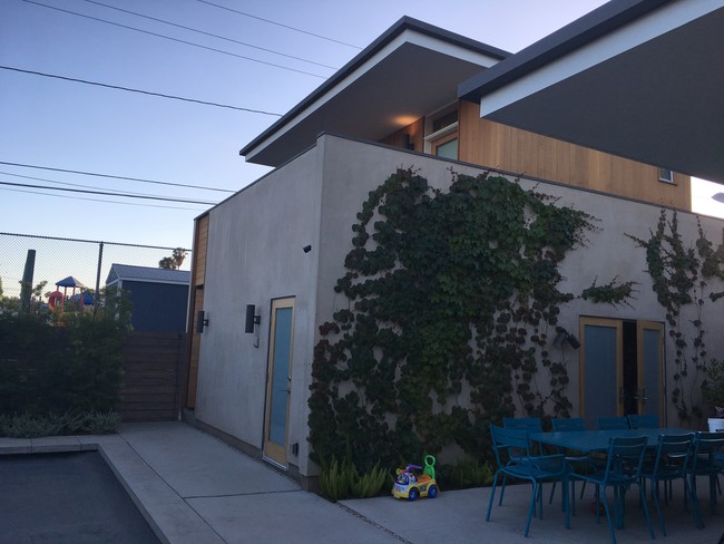 Private Modern Studio - 838 25th St Townhome