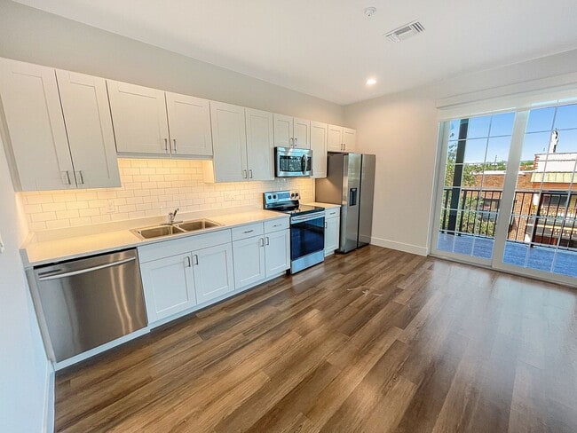 Building Photo - 201 S Sanford Ave Unit 303
