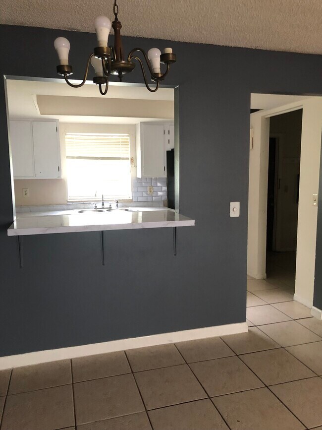 Paso a través - 1203 S 33rd St Unidad Duplex