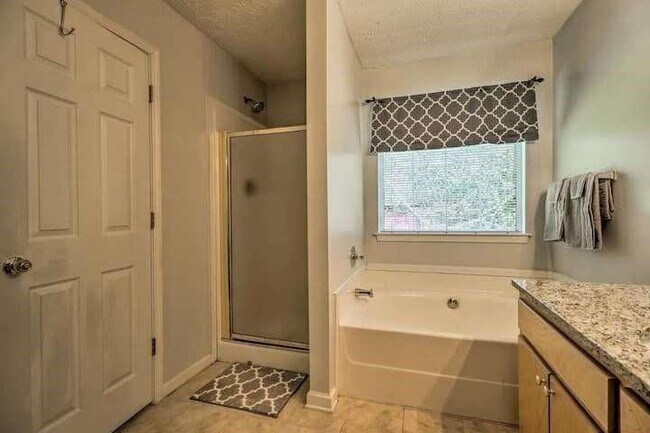 Photo - 483 Oak Dr SE