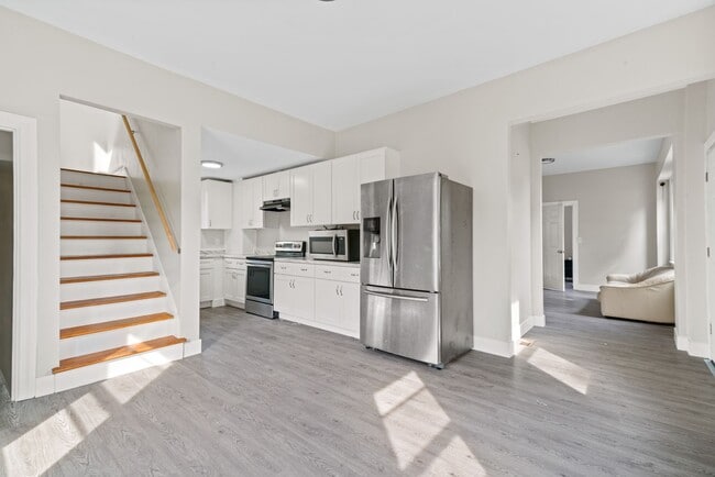 Building Photo - Spacious 3-Bedroom Home with Sunroom & Off...