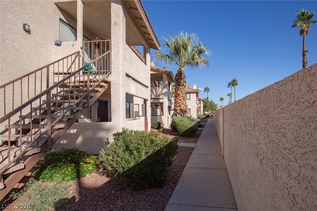 Building Photo - 737 Rock Springs Dr Unit 201