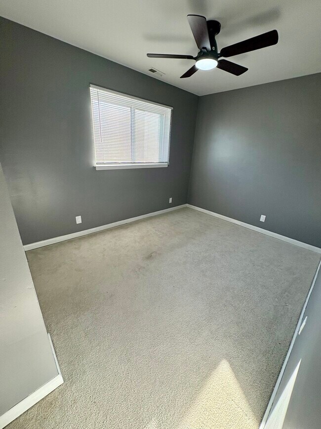 Photo - 2350 Carnation Dr Unit 4