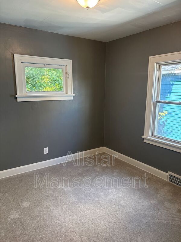 11909 Parkhill Ave Unidad Up Unit