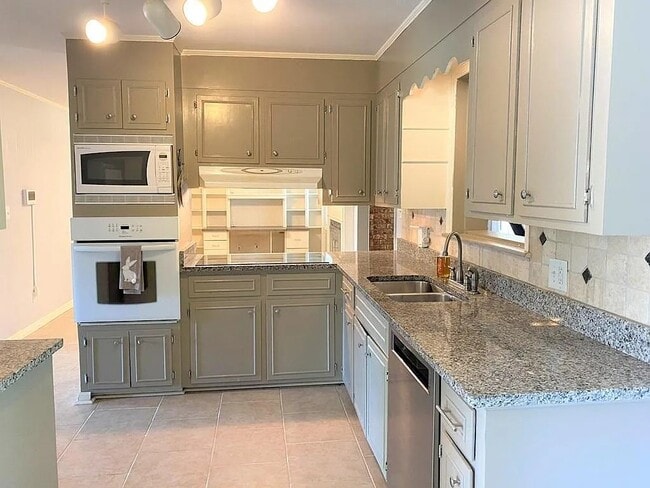 Photo - 2709 Rosewood Dr