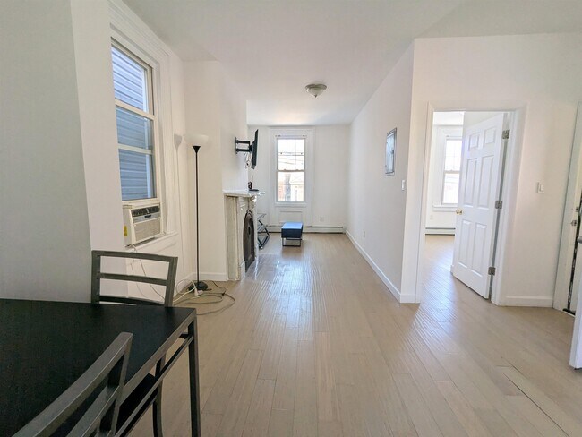 Building Photo - 112 Hague St