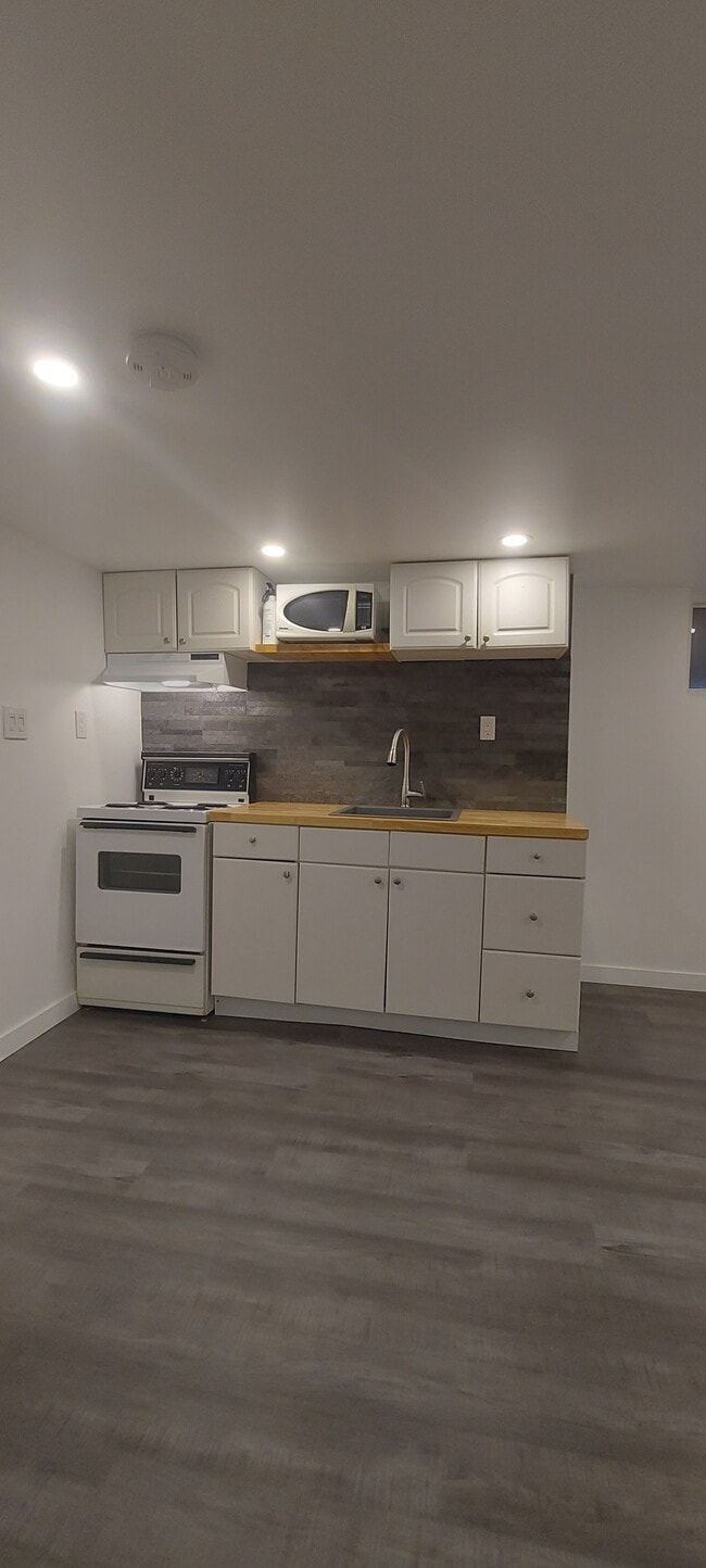 Photo - 74 Burnaby Blvd