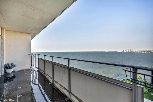 Photo - 12900 Lake Ave Unidad Penthouse 3