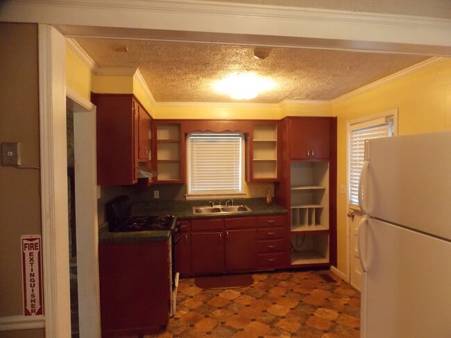 Photo - 215 Hillside Cir