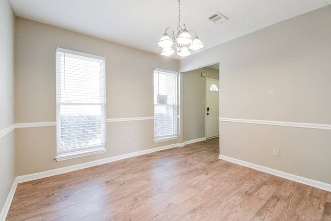 Photo - 645 Barrington Way