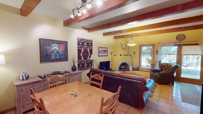 Building Photo - Charming two bedroom close to downtown. Furnished long term rental.