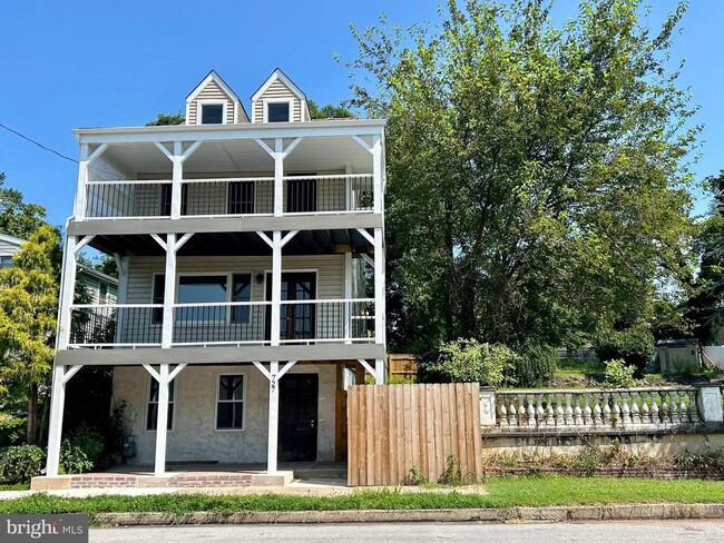Building Photo - 727 Walnut St Rental