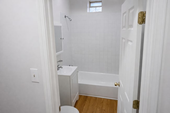 Photo - 1934 E 74th St Unidad GDN